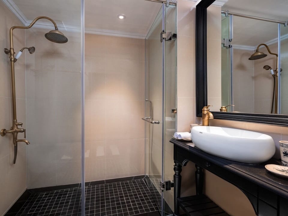 Deluxe Window City View | Bathroom | Combined shower/tub, free toiletries, hair dryer, slippers