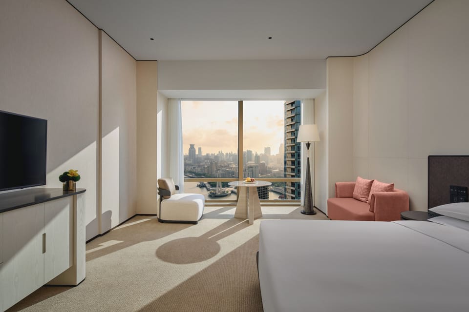 Club River View King | Premium bedding, minibar, in-room safe, desk