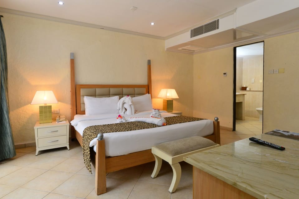 Penthouse | Premium bedding, minibar, in-room safe, desk
