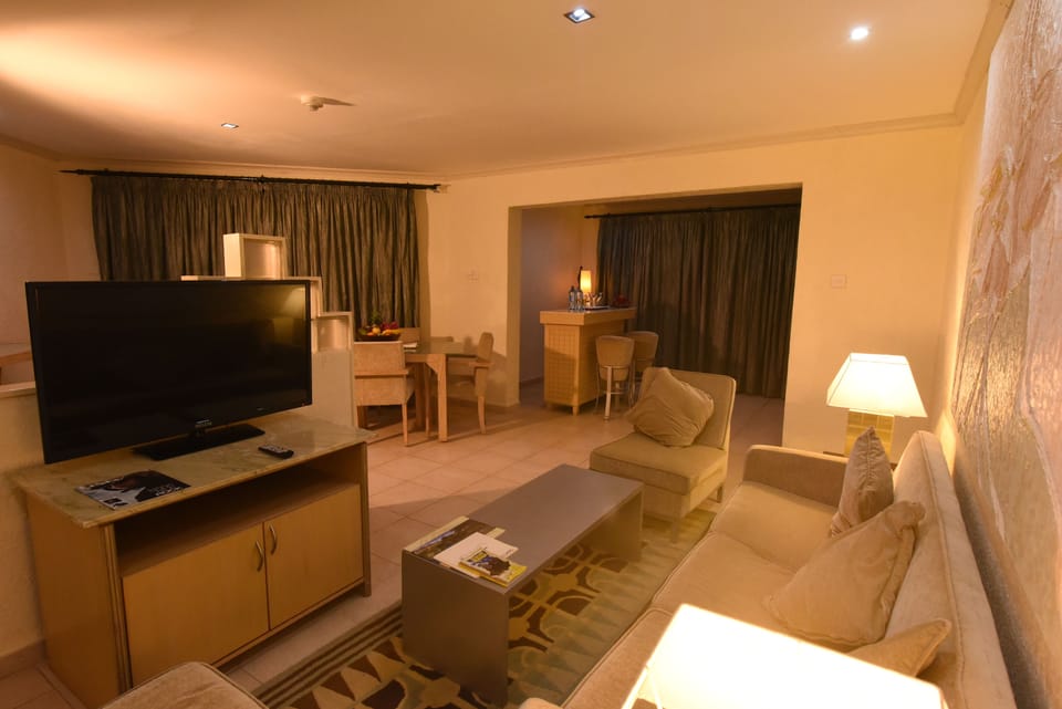 Penthouse | Premium bedding, minibar, in-room safe, desk