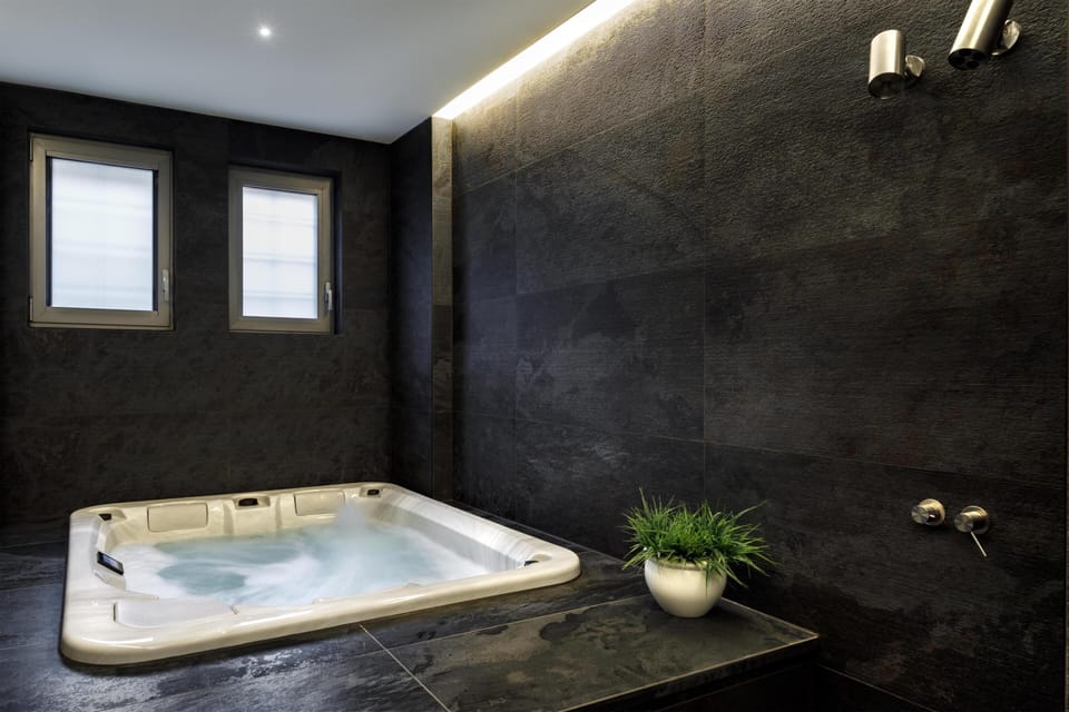 Sauna, hot tub, steam room