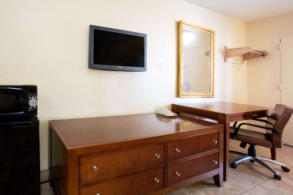 Blackout drapes, rollaway beds, free WiFi, bed sheets