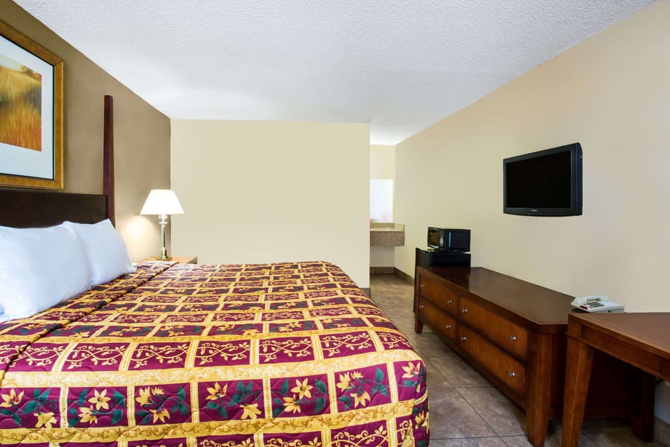 Blackout drapes, rollaway beds, free WiFi, bed sheets