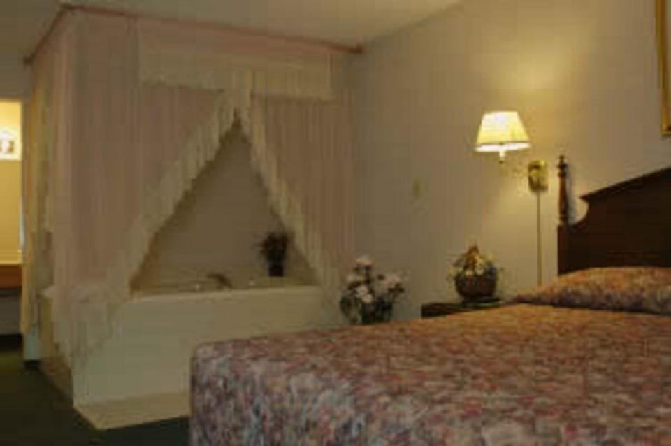 Deluxe Room, 1 King Bed, Jetted Tub | Desk, free WiFi, bed sheets