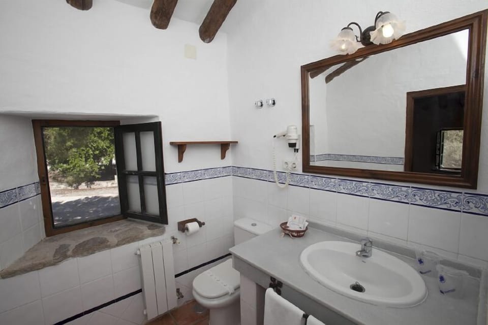 Room with terrace | Bathroom | Free toiletries, hair dryer, towels