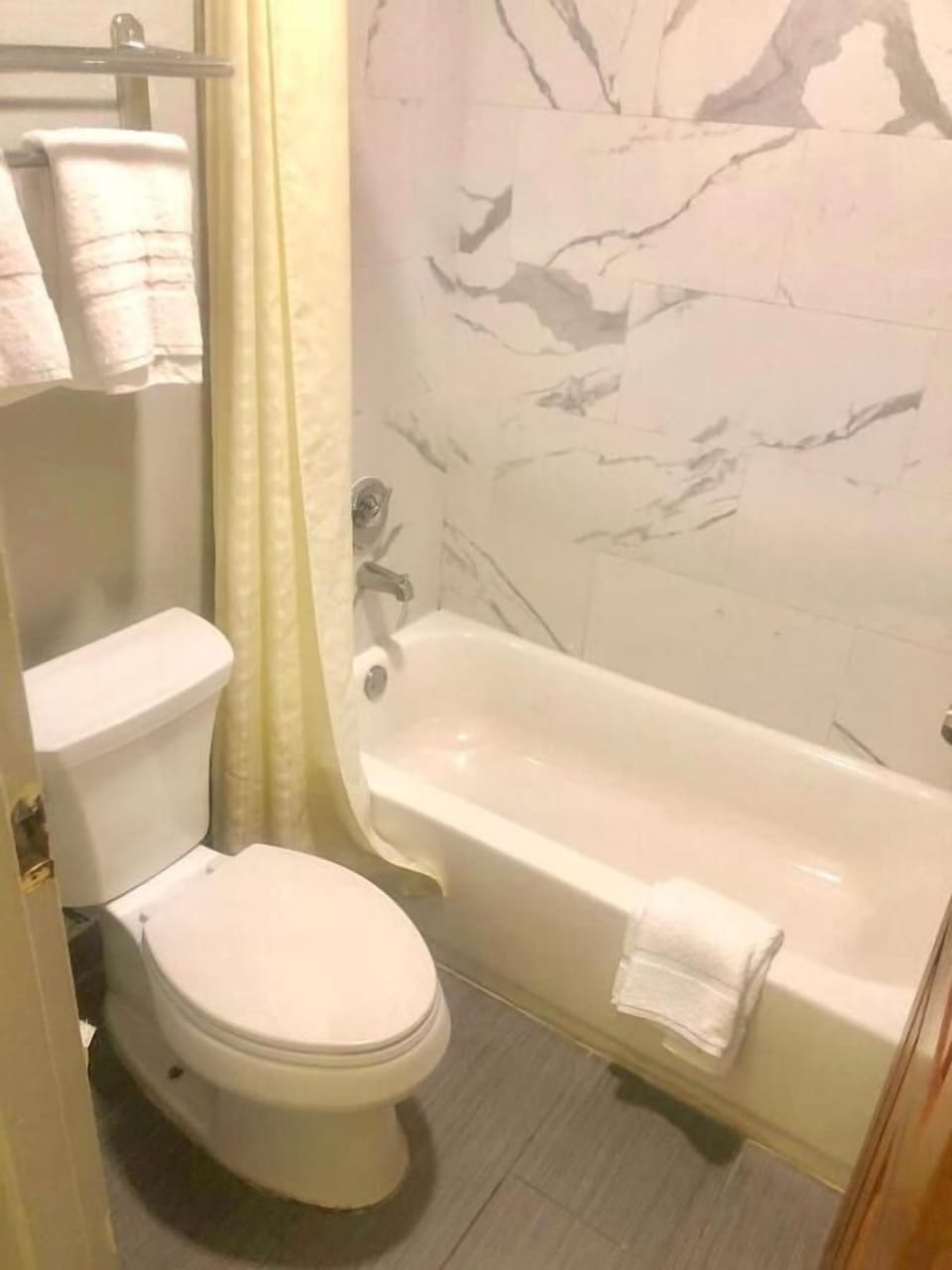 Standard Room, 1 King Bed | Bathroom | Combined shower/tub, free toiletries, towels