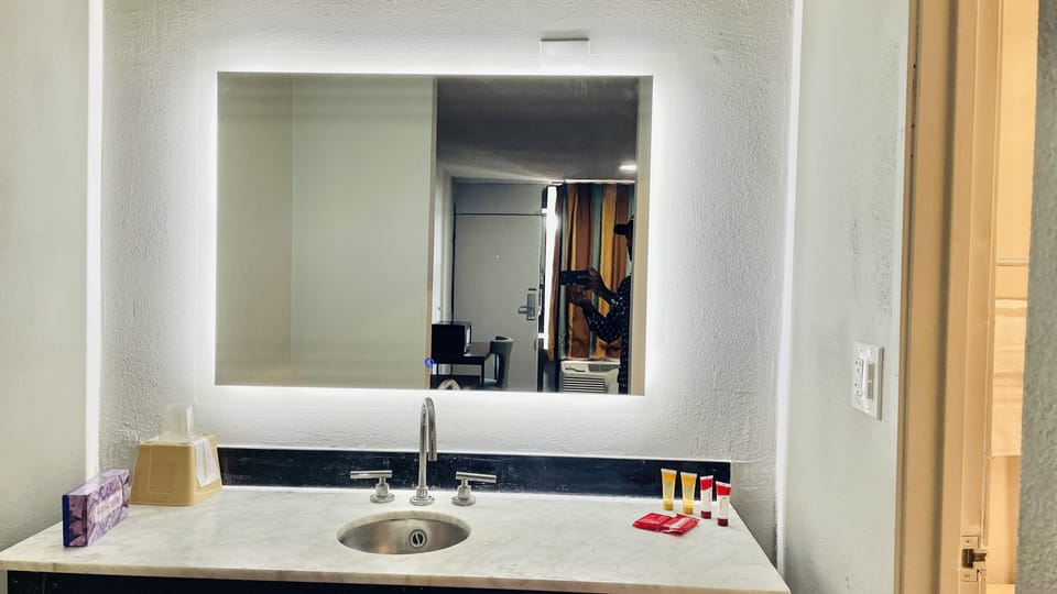 Standard Room, 1 King Bed | Bathroom | Combined shower/tub, free toiletries, towels