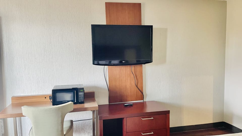 Standard Room, 1 King Bed | Desk, free WiFi, bed sheets