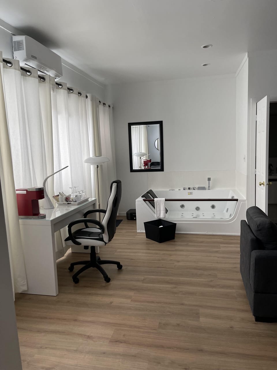 Elite Room, 1 King Bed, Balcony, Mountainside | In-room safe, individually decorated, individually furnished, desk