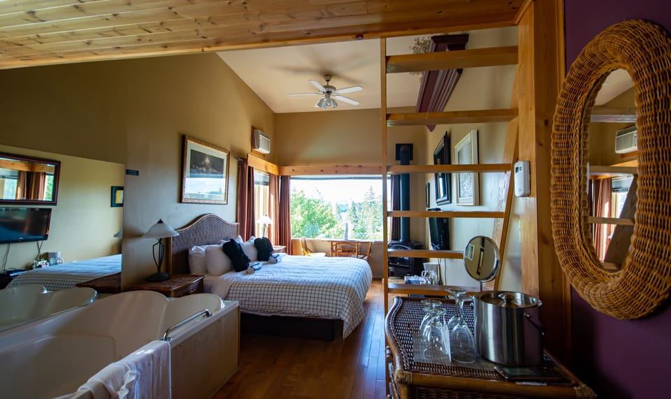 Suite | In-room safe, individually decorated, individually furnished, desk