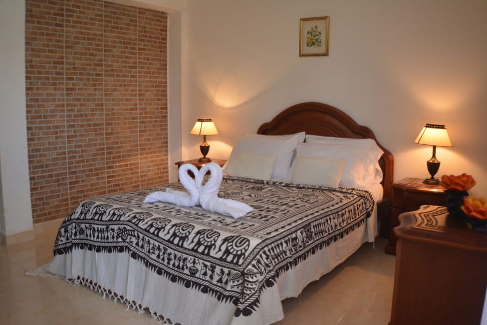 Deluxe Double Room | In-room safe, bed sheets