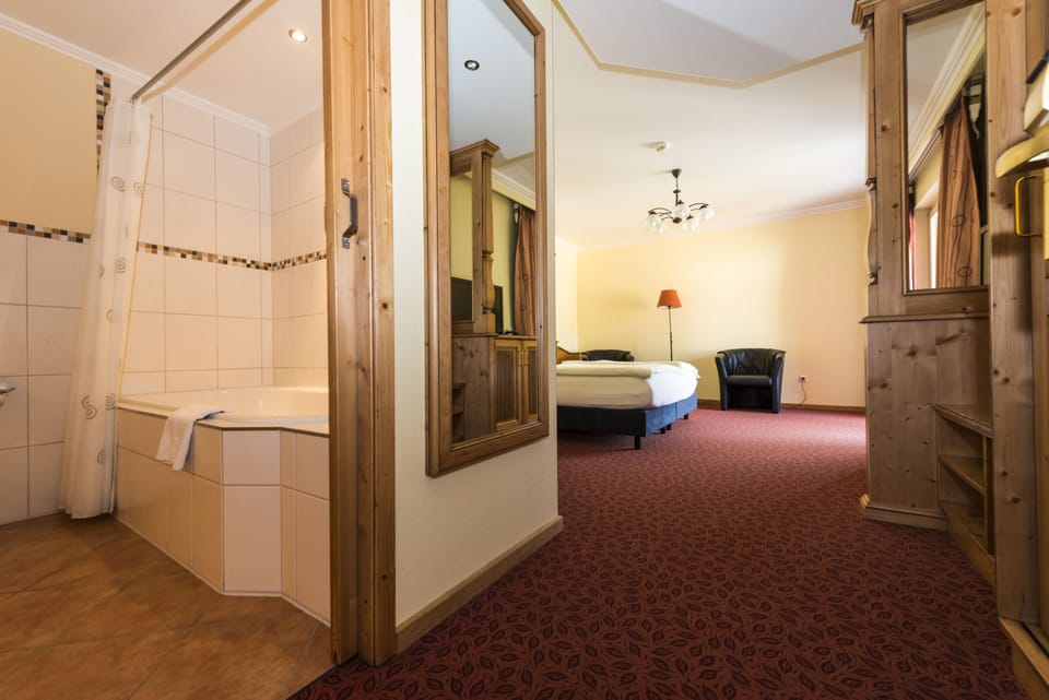 Suite | In-room safe, desk, blackout drapes, soundproofing
