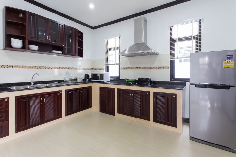Full-size fridge, microwave, stovetop, electric kettle