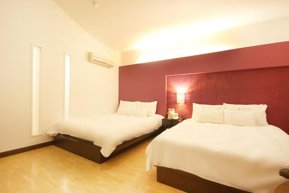 Blackout drapes, free WiFi, bed sheets