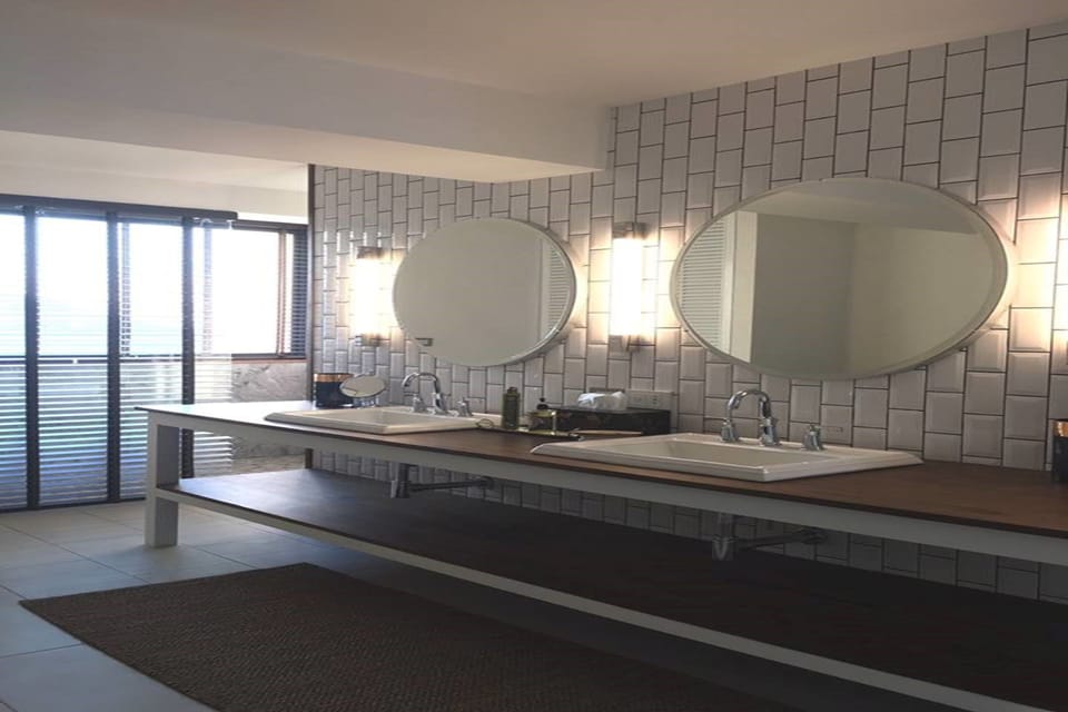 2 Bedrooms Suite | Bathroom sink