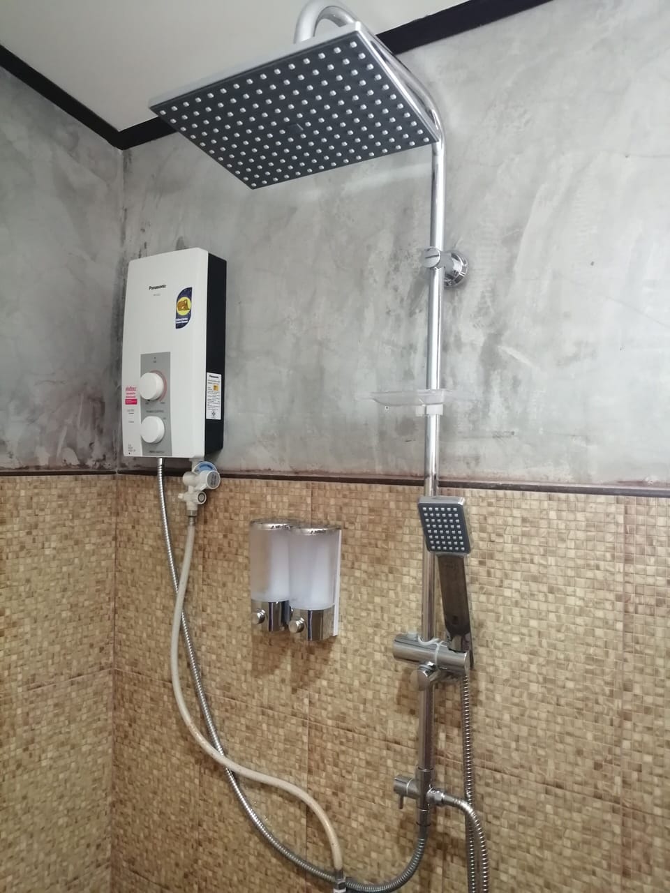 Double Room, 1 King Bed (Air conditioned) | Bathroom amenities | Shower, free toiletries, towels