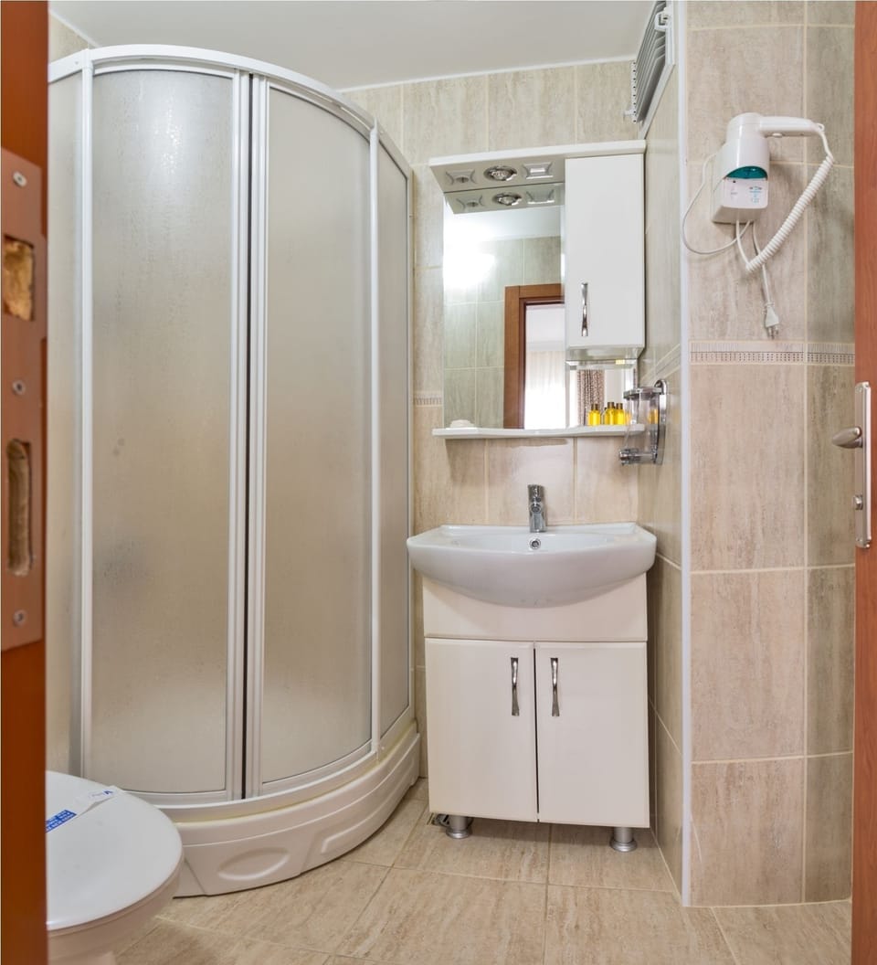Triple Room | Bathroom | Free toiletries, hair dryer, towels