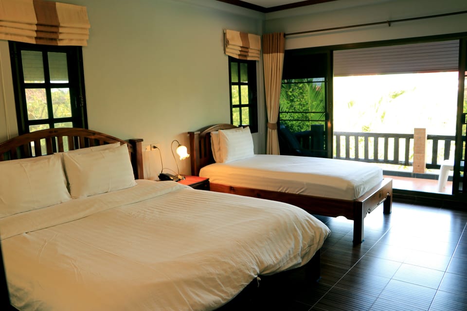 Triple Room | Desk, free WiFi