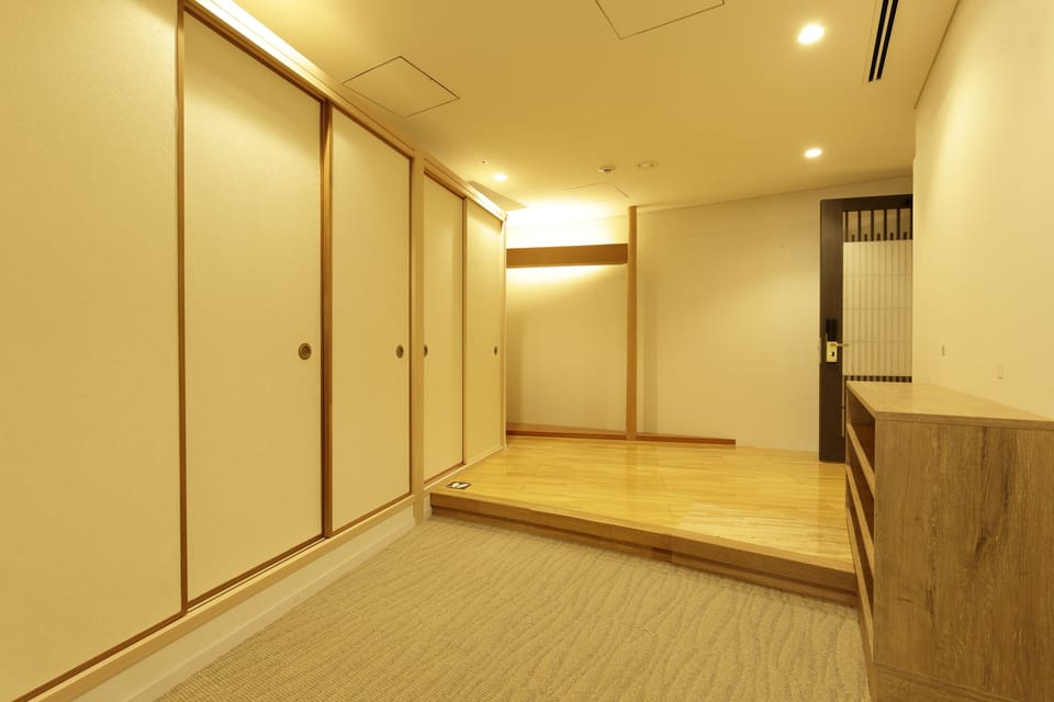 In-room safe, soundproofing, free WiFi, bed sheets