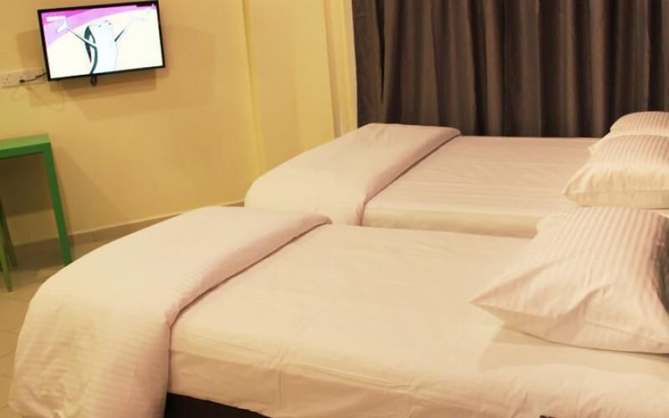 Executive Room | Desk, iron/ironing board (on request), WiFi (free), bed sheets