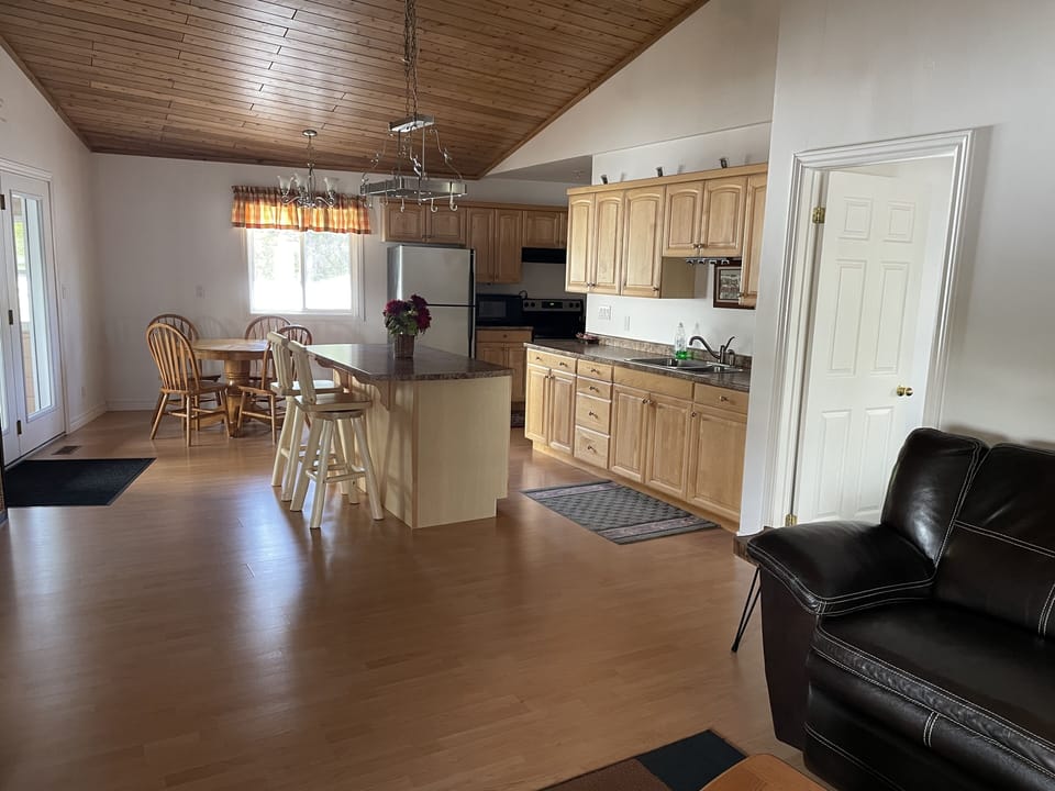 Luxury Penthouse, 1 Bedroom, Lake View (No Pets Allowed) | Living area
