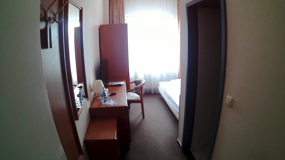 Single Room | In-room safe, desk, soundproofing, iron/ironing board