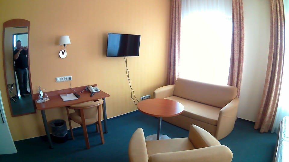 Comfort Triple Room, 1 Queen Bed, Non Smoking, City View | Living area | TV