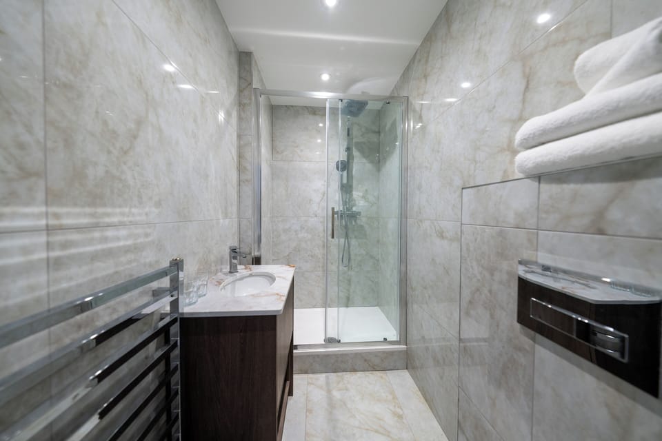 Deluxe Room | Bathroom | Combined shower/tub, free toiletries, hair dryer, towels