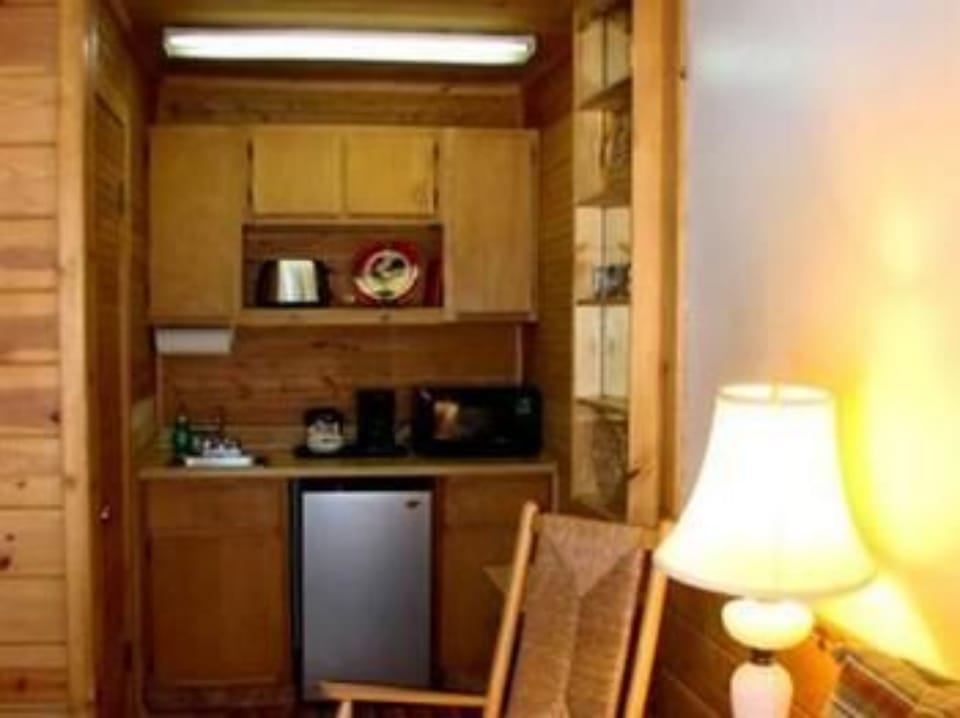 Room 114 | Private kitchenette | Fridge, microwave, toaster, cookware/dishes/utensils