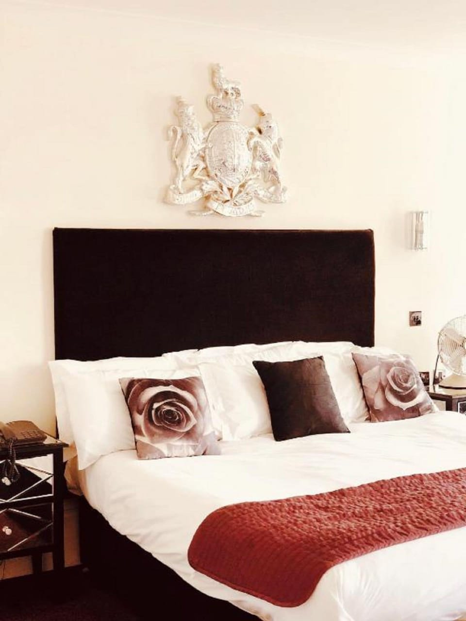 Deluxe King Room, Harbour View | Iron/ironing board (on request), WiFi (free), bed sheets