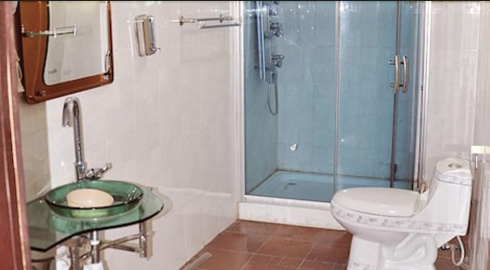 Combined shower/tub, free toiletries, towels, soap
