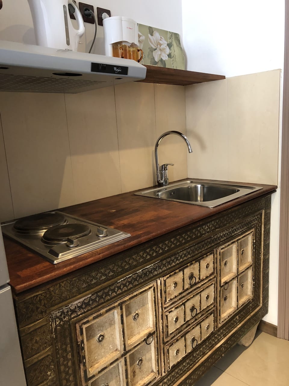 Studio, Kitchenette | Living area | 42-inch flat-screen TV with cable channels, TV