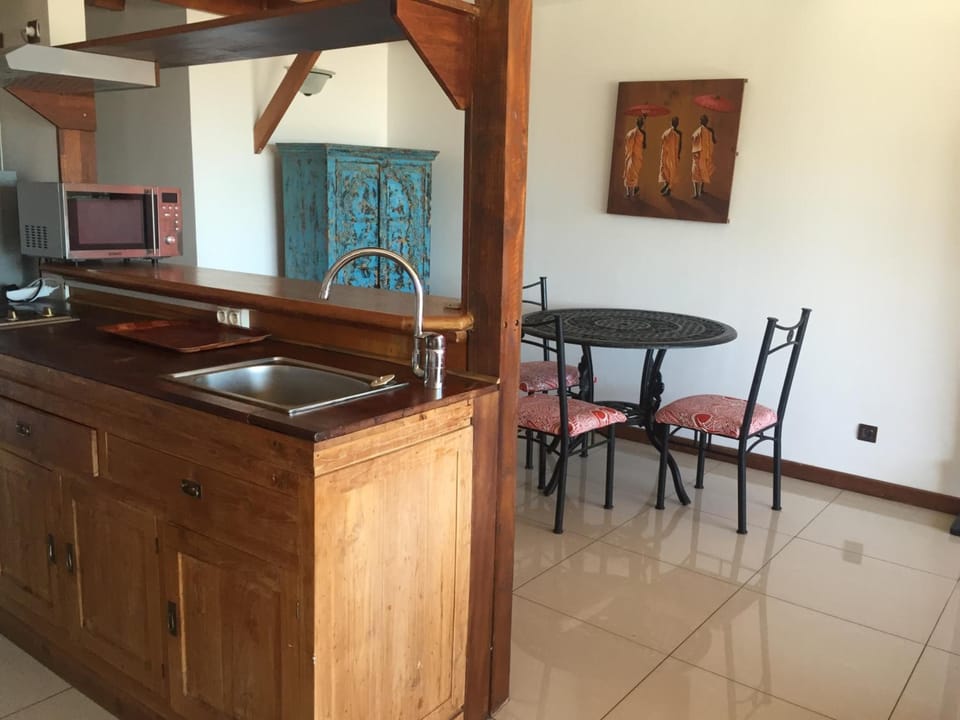 Coffee/tea maker, full-size fridge, microwave, stovetop