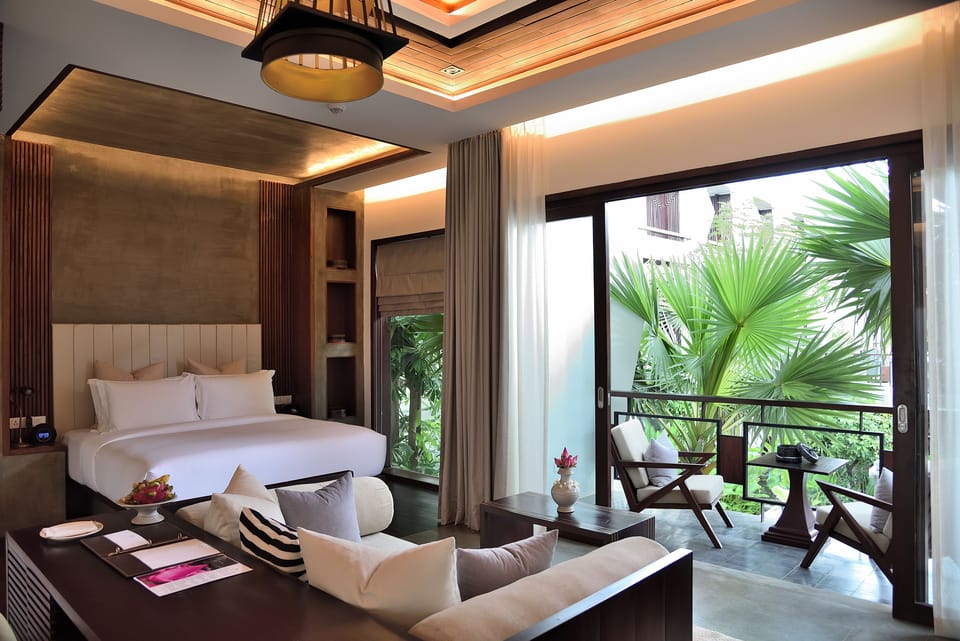 Junior Suite King | 1 bedroom, premium bedding, free minibar, in-room safe