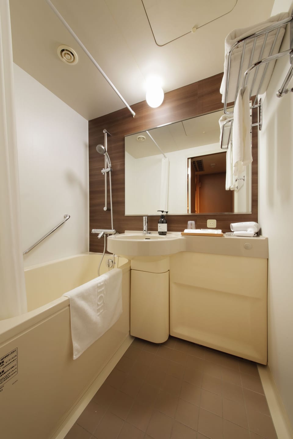 Combined shower/tub, deep soaking tub, free toiletries, hair dryer