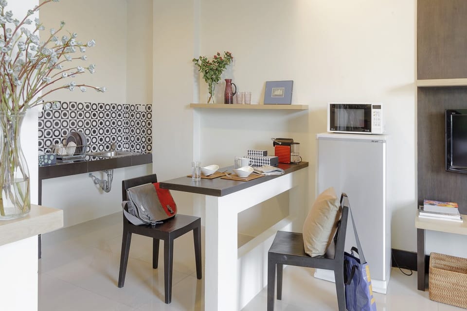 Deluxe Room | Private kitchen | Fridge