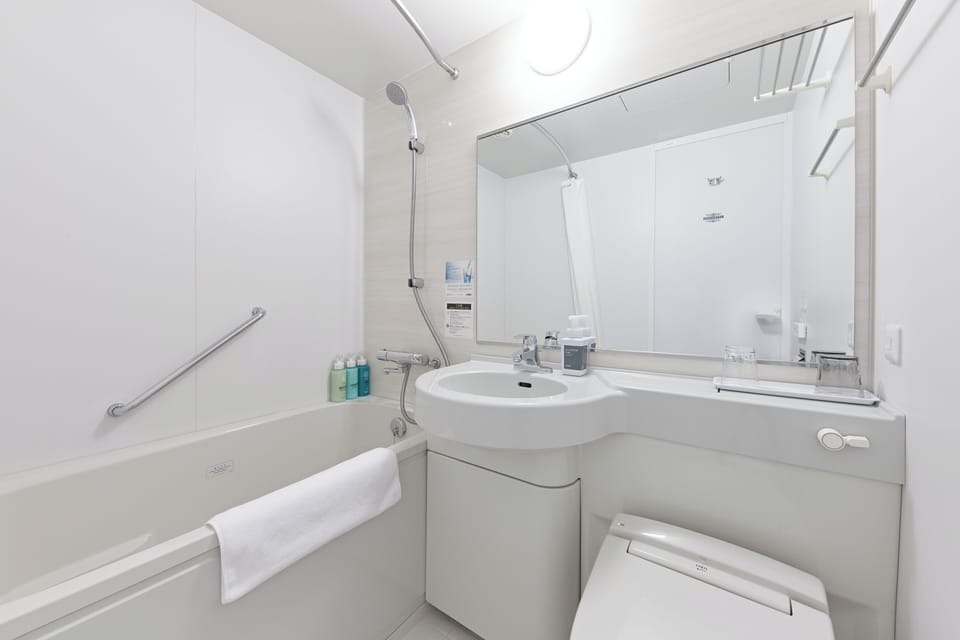 Combined shower/tub, deep soaking tub, free toiletries, hair dryer