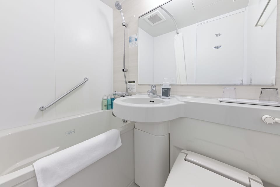 Combined shower/tub, deep soaking tub, free toiletries, hair dryer