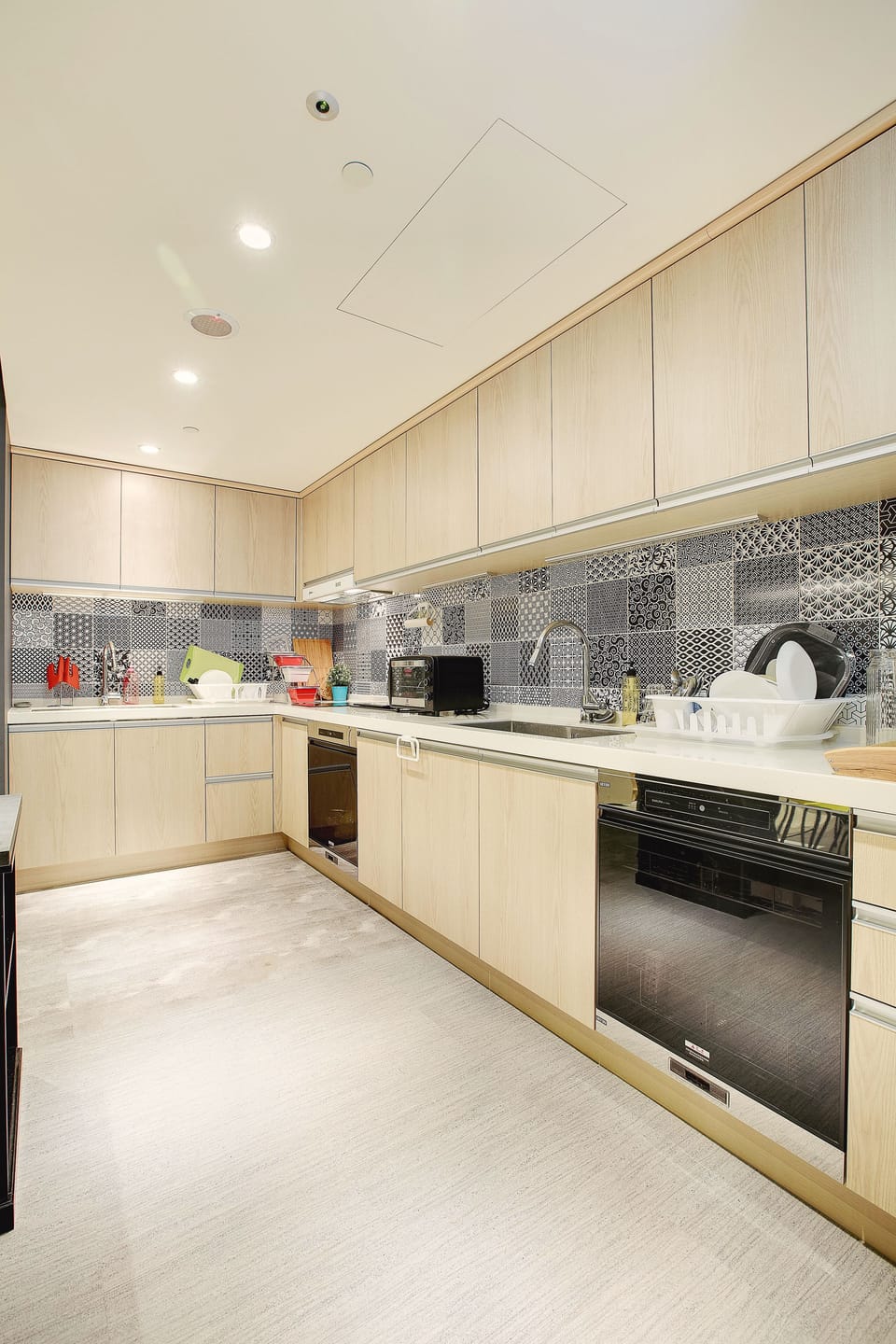 Full-size fridge, microwave, oven, coffee/tea maker