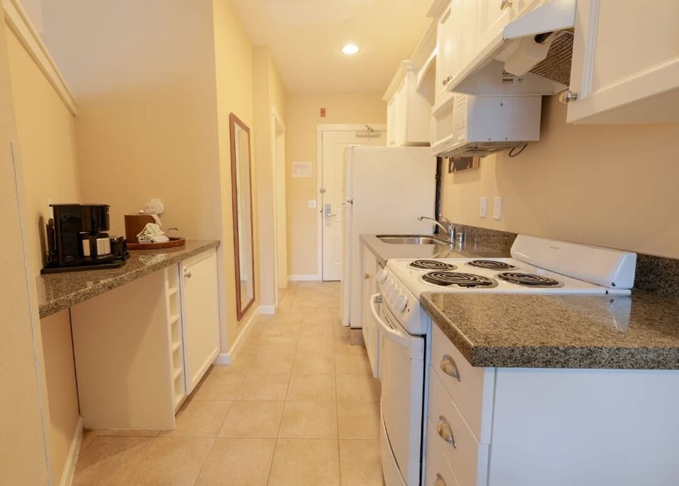 Coffee/tea maker, full-size fridge, microwave, oven