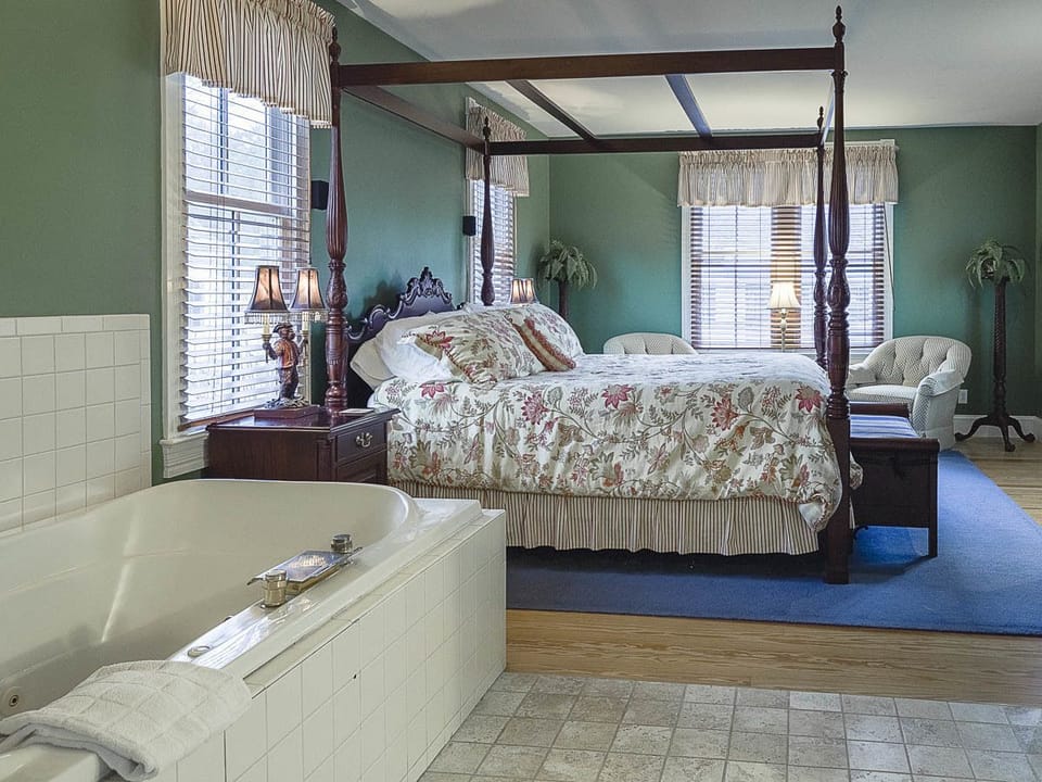 3 Luxury Double, King Jacuzzi with fireplace | Premium bedding, soundproofing, WiFi (free), bed sheets