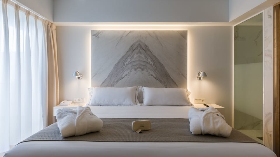 Double Room, Balcony, Sea View | Minibar, desk, laptop workspace, soundproofing