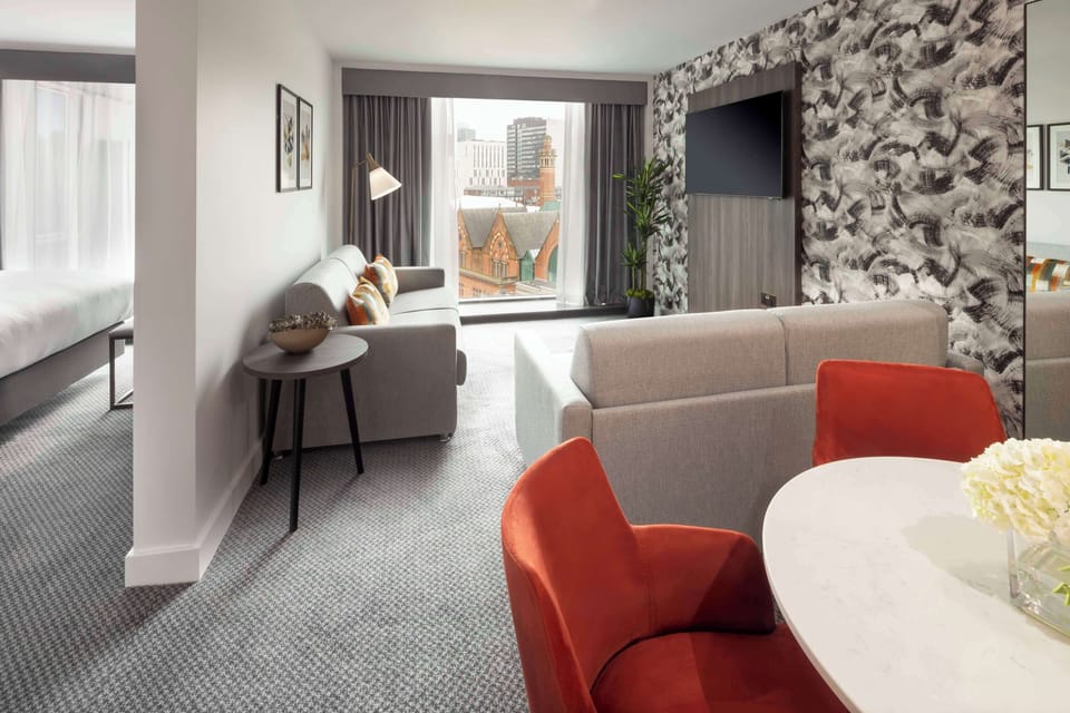 Suite, 1 King Bed, City View | Living area