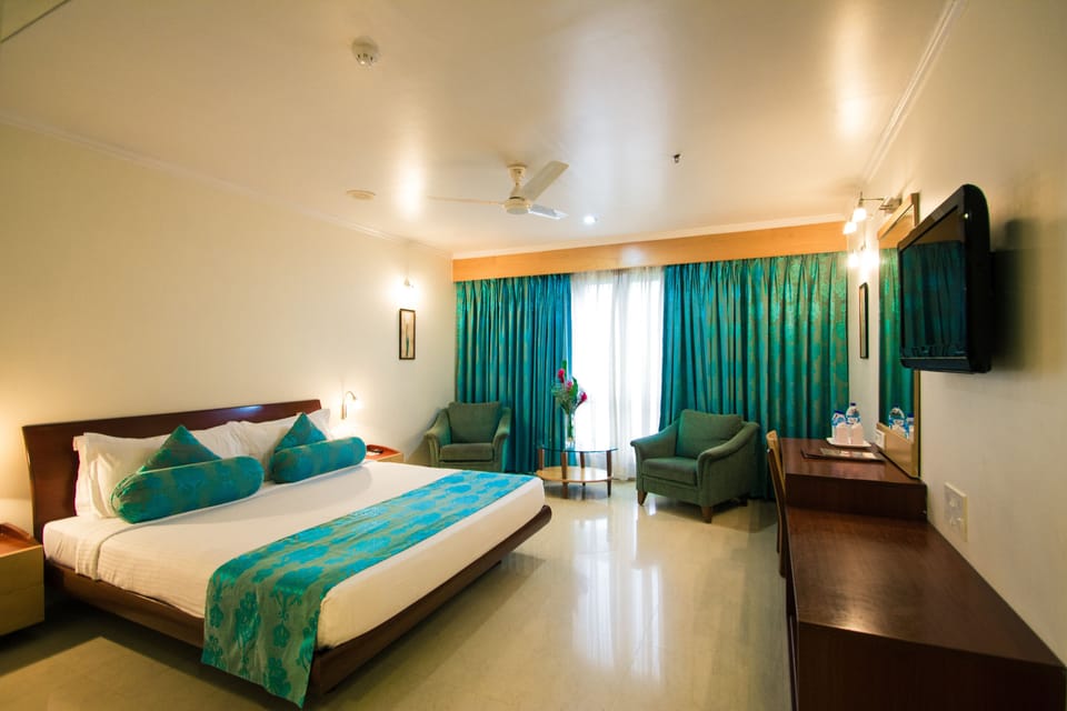 Deluxe Room | 1 bedroom, in-room safe, desk, blackout drapes