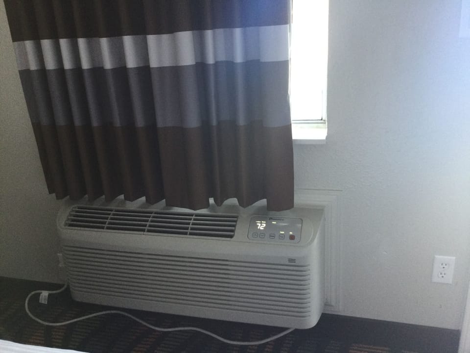 Room, 1 King Bed, Non Smoking | Iron/ironing board, free WiFi, alarm clocks