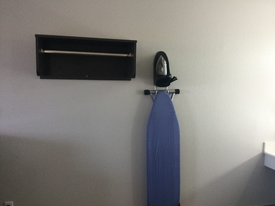 Room, 1 King Bed, Non Smoking | Iron/ironing board, free WiFi, alarm clocks