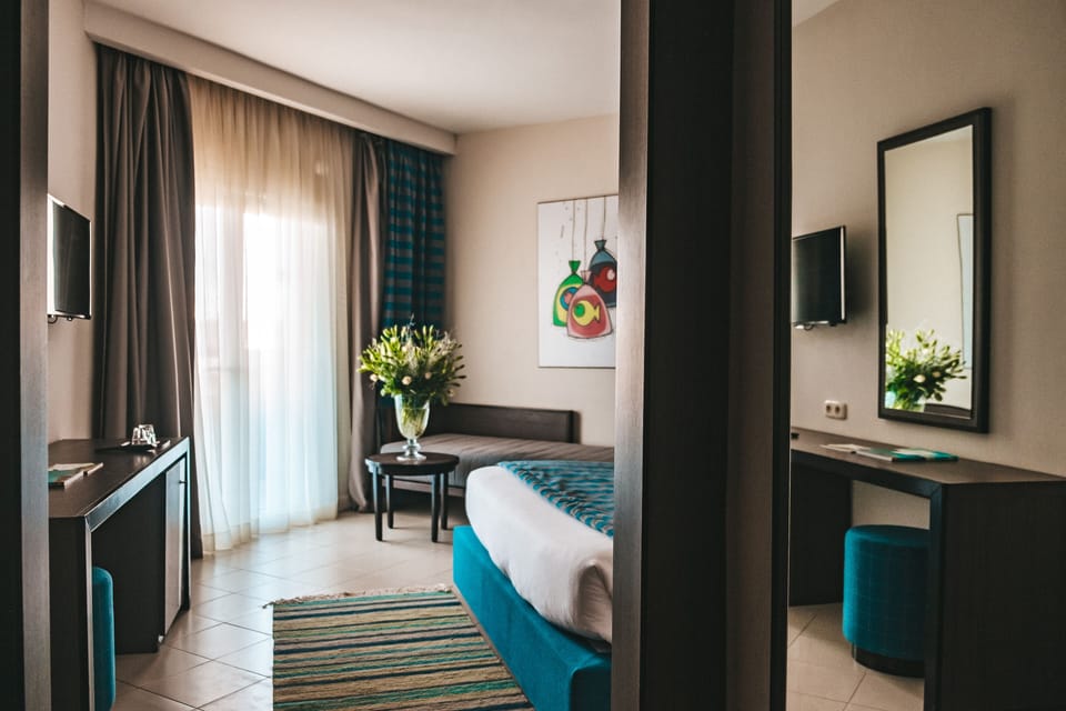 Standard Apartment | Hypo-allergenic bedding available, pillowtop beds, blackout drapes