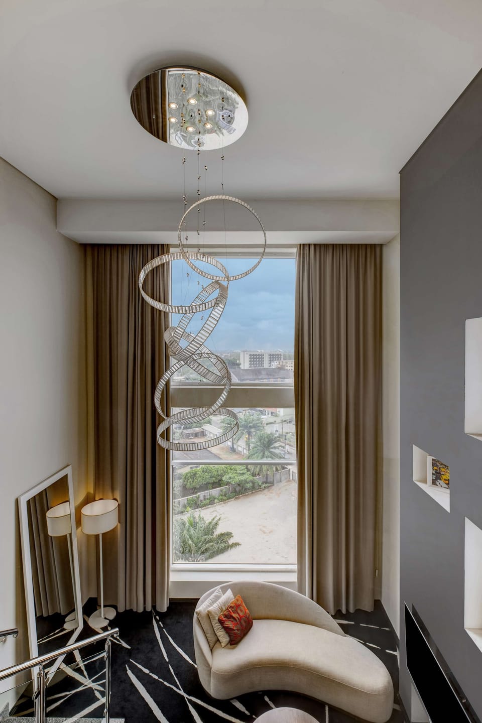 Standard Room | Minibar, in-room safe, laptop workspace, soundproofing