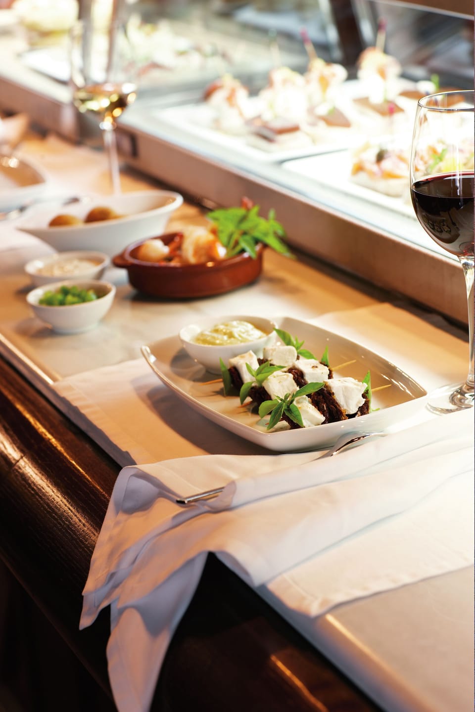 11 restaurants; breakfast, lunch, and dinner served