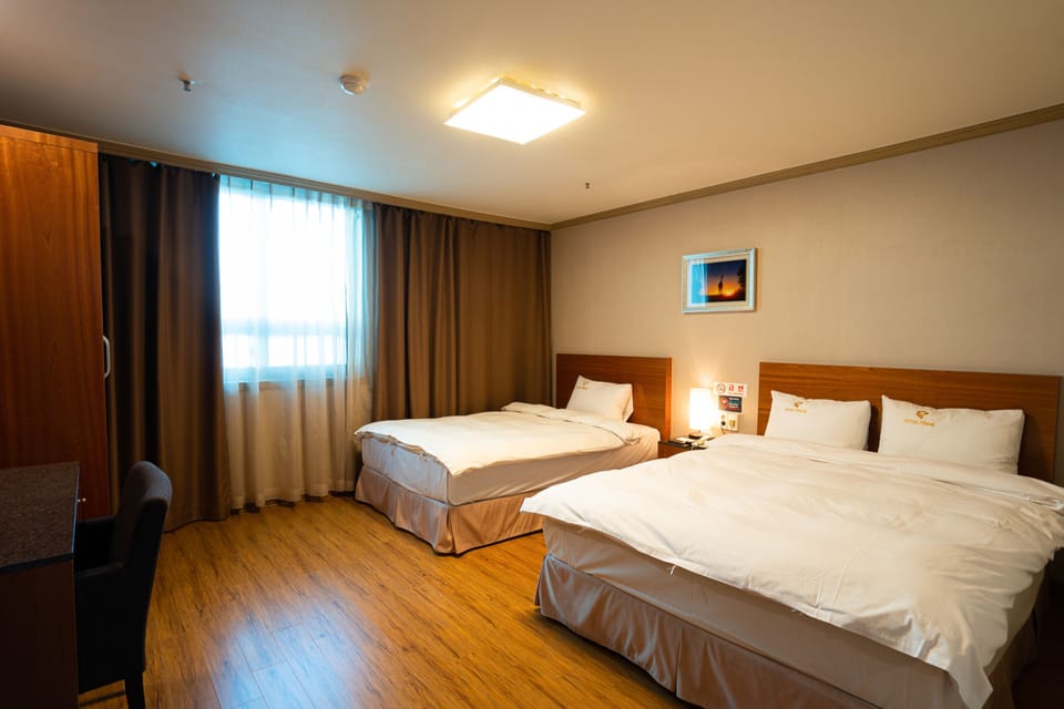 Deluxe Twin Room (Breakfast for 2, Free Netflix+Youtube) | Premium bedding, down comforters, individually furnished